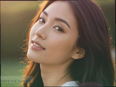 运动中的女性侧身线条与汗水